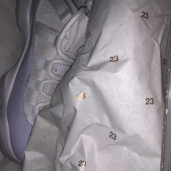 Woman’s air Jordan - Picture 2 of 2